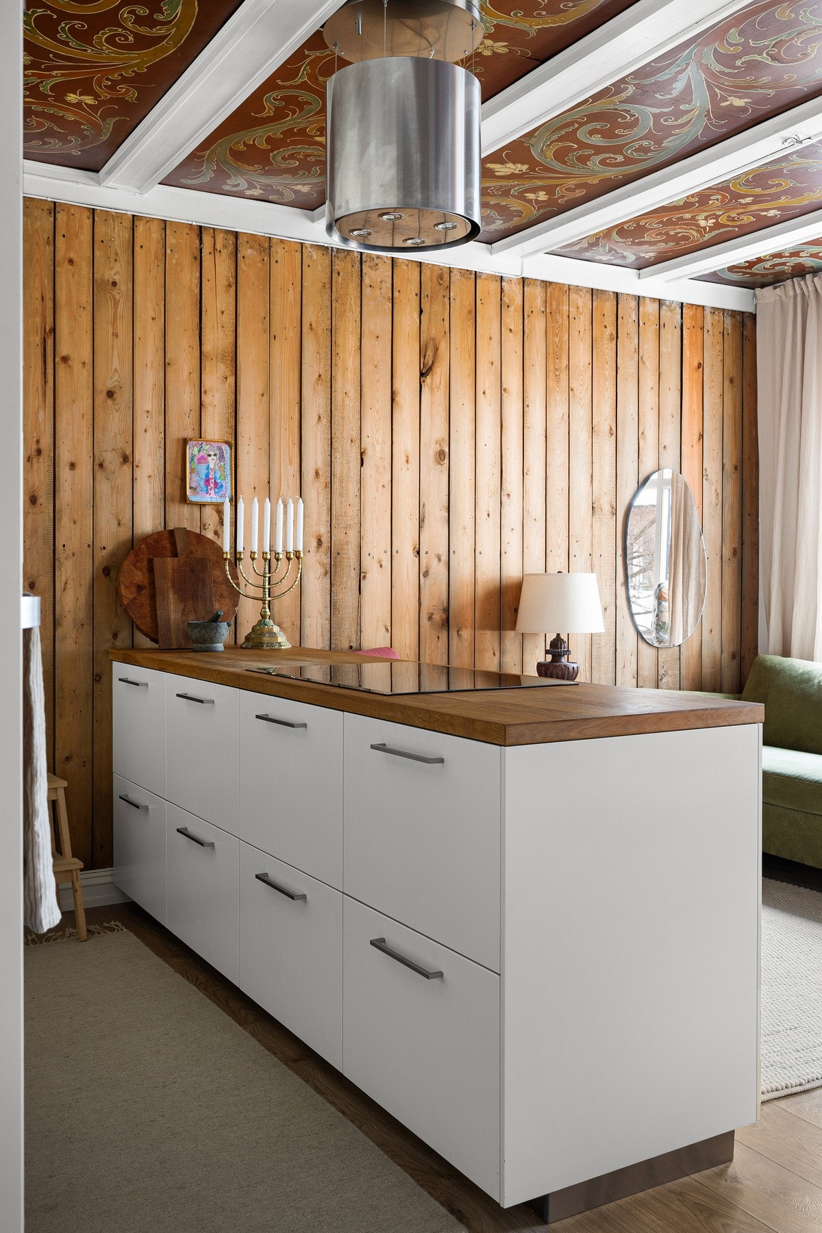 Integrerte hvitevarer med innfelt platetopp i benkeplate, oppvaskmaskin, mikrobølgeovn, komfyr og kjøl/frys Galleribilde