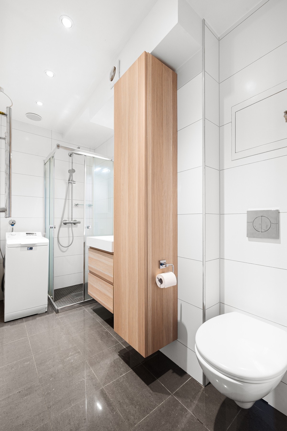 Lyst og flislagt bad 2013 med elektriske varmekabler Galleribilde