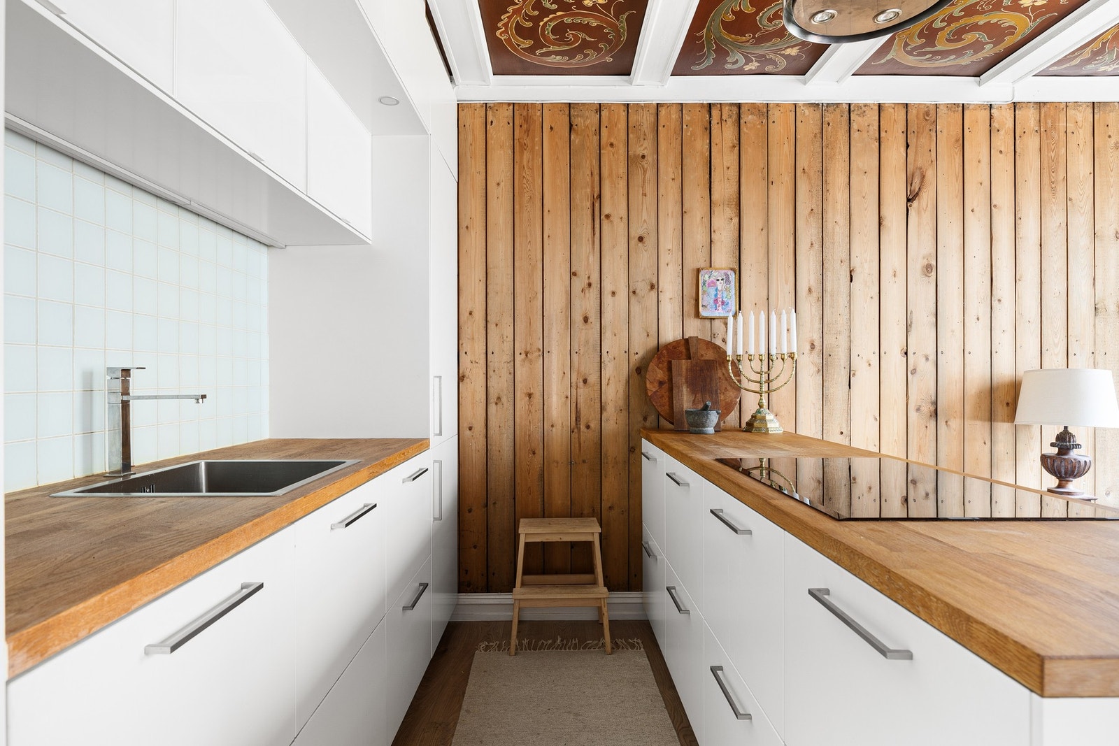 Boligen har et flott kjøkken fra 2013 med glatte fronter og heltre benkeplate Galleribilde