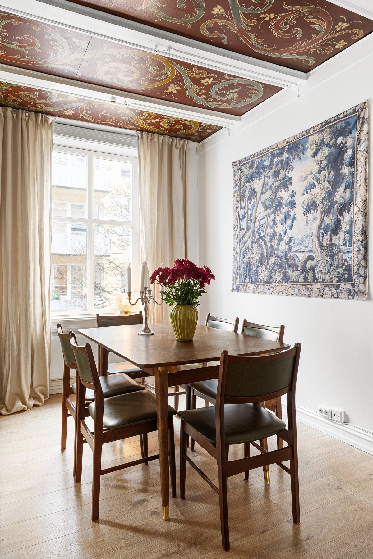 Boligen har en gjennomgående planløsning med luftig romfølelse og en svært sentral beliggenhet med enkel tilgang til alt byen tilbyr Galleribilde