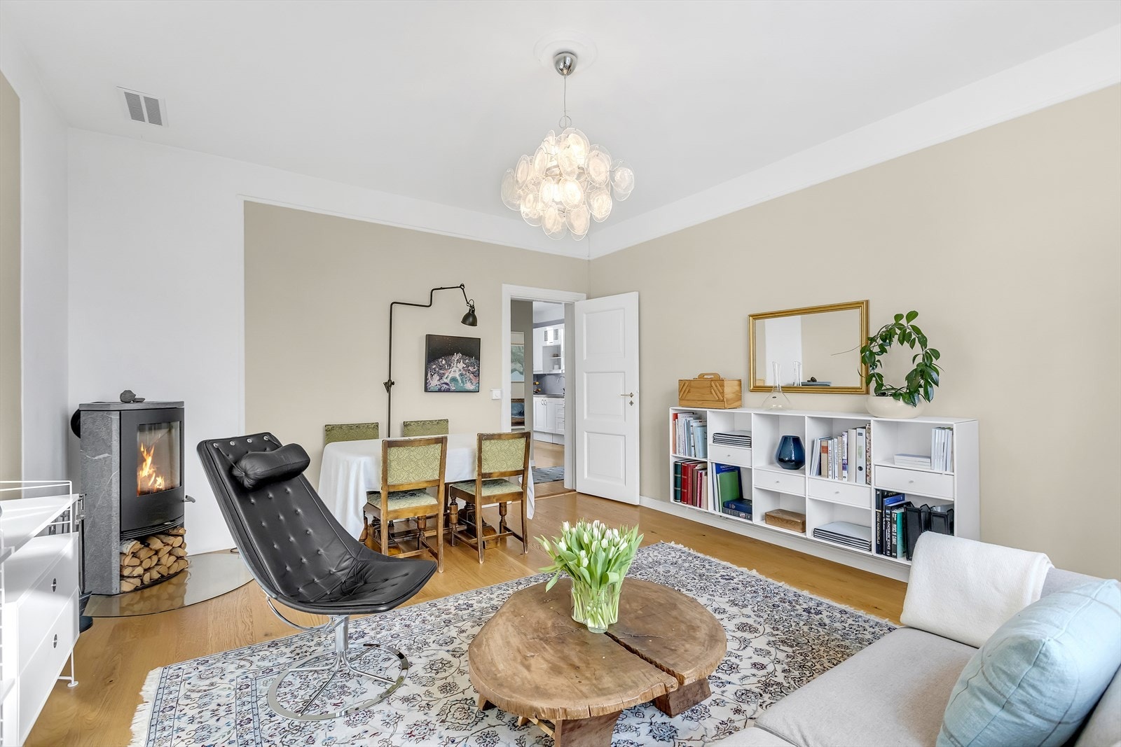 Store veggflater gir fleksible møbleringsmuligheter, og rommet har en naturlig flyt mot kjøkken og øvrige rom. Galleribilde