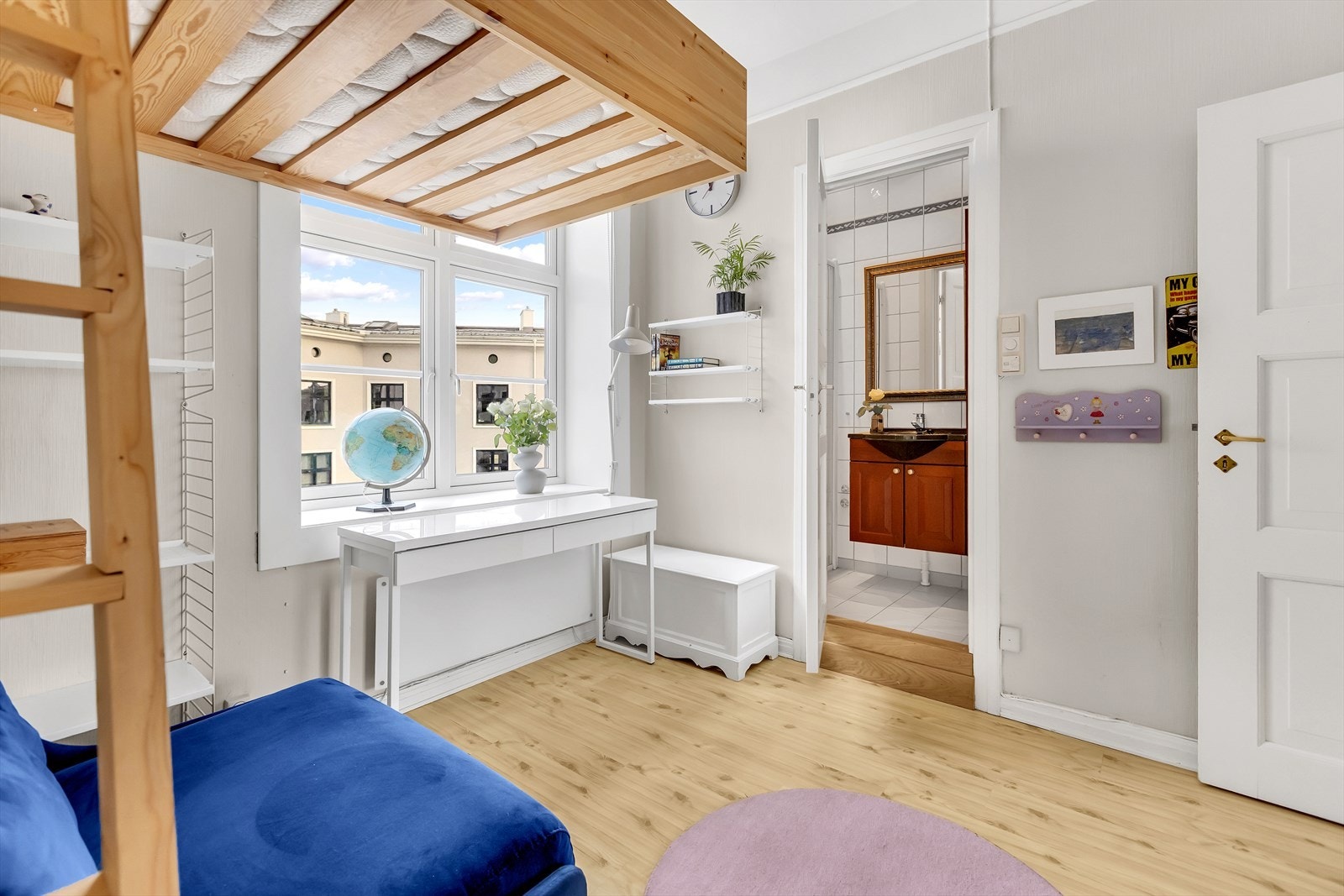 Dette gir en luftig og funksjonell løsning, godt egnet som barnerom, gjesterom eller hjemmekontor etter behov. Galleribilde