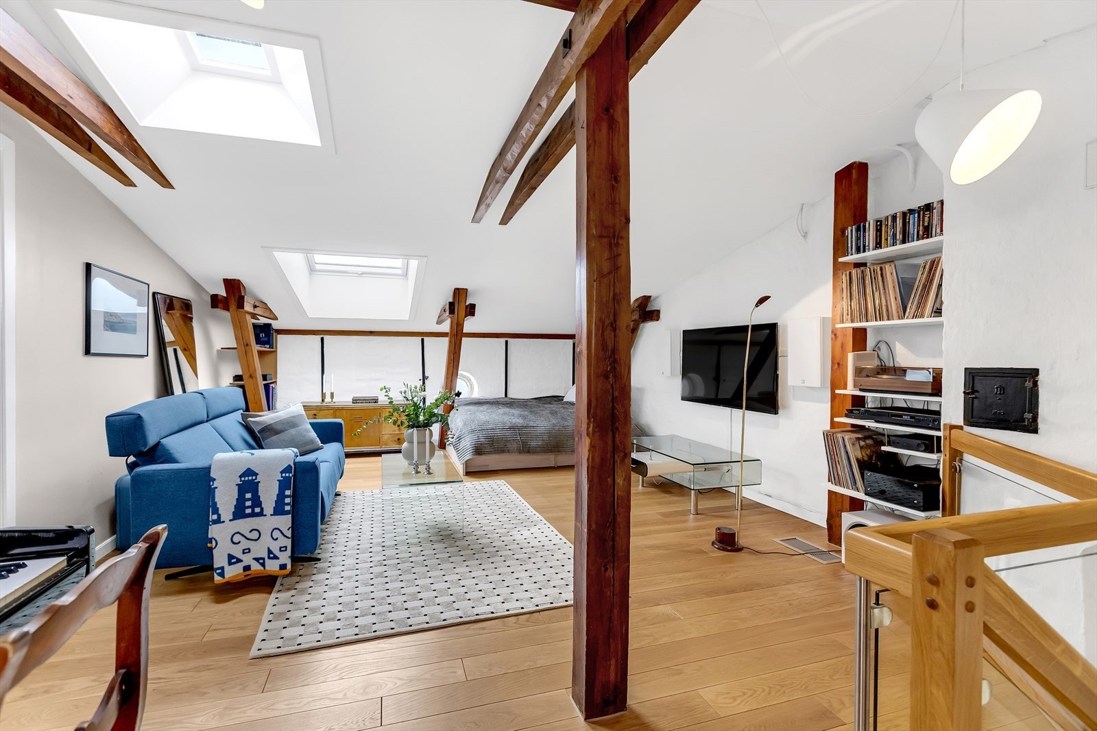 Stuen er romslig og luftig, med god takhøyde og synlige bjelker som gir rommet særpreg og karakter. Galleribilde