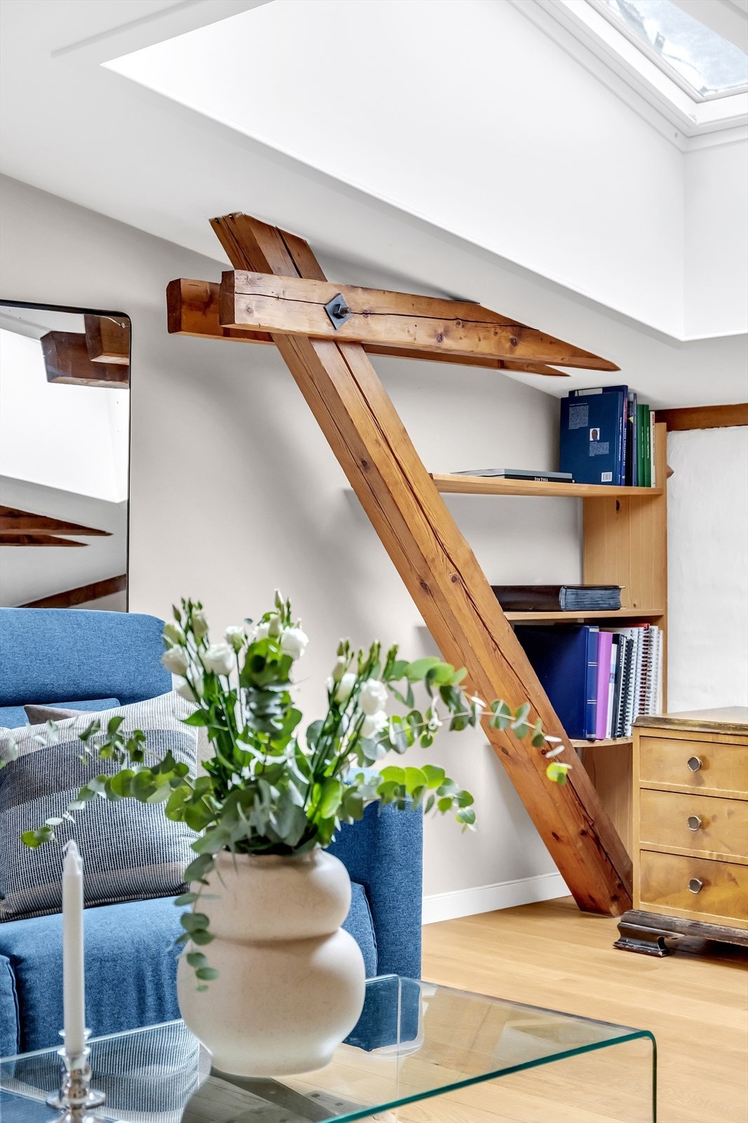 Bjelkene gir leiligheten et fin særtrekk, og passer perfekt som en bokhylle til en lesekrok. Galleribilde