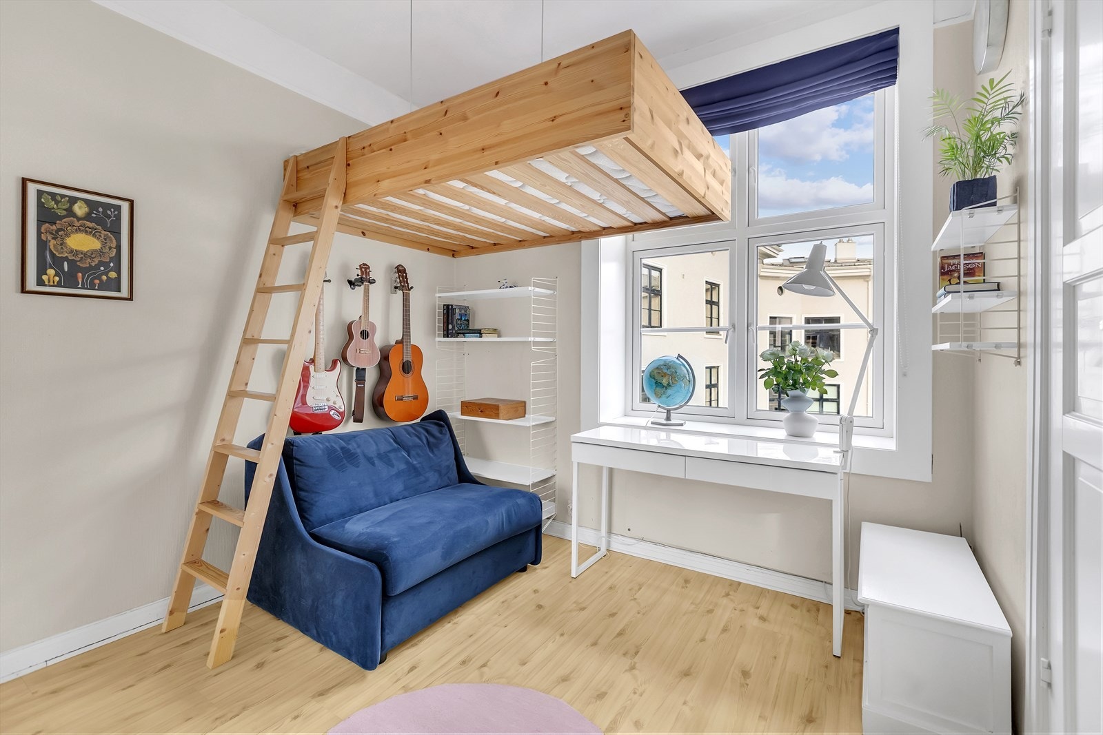 Soverommet er lyst og trivelig med god takhøyde og store vindusflater som gir rikelig med naturlig lys. Galleribilde