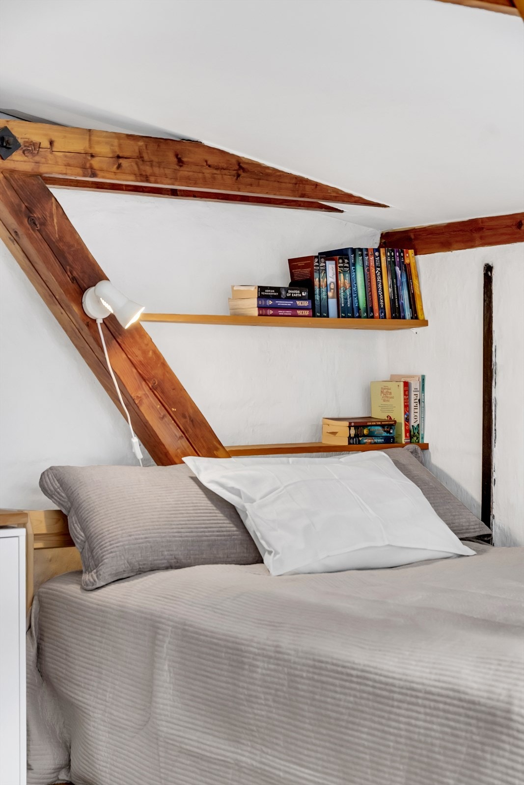 Det er plass til dobbeltseng og rommet har skråtak med takvindu som gir godt med naturlig lys. Galleribilde