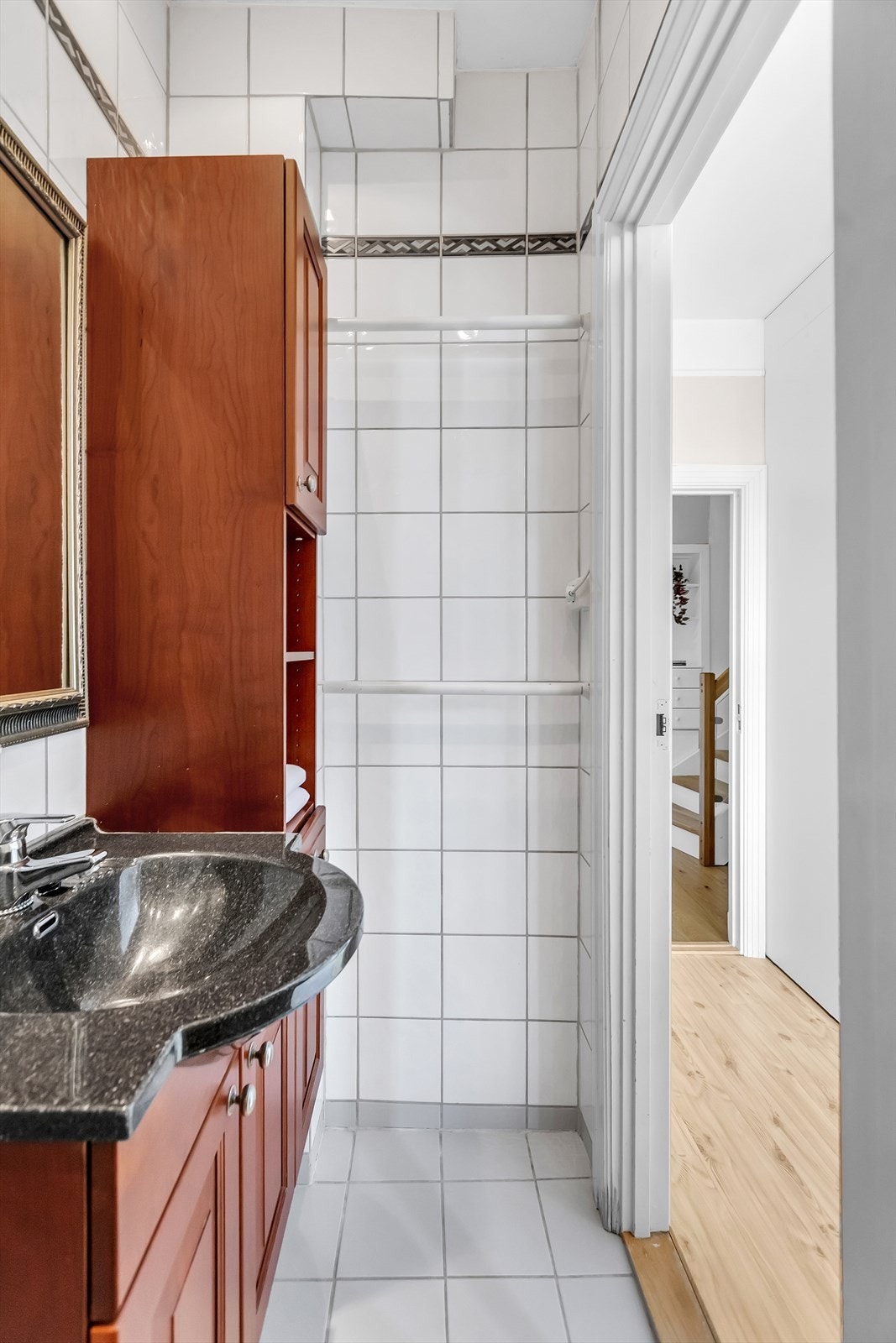 Badet har en nøytral utforming som gjør det enkelt å sette sitt eget preg, og fungerer godt som et ekstra bad i boligen. Galleribilde