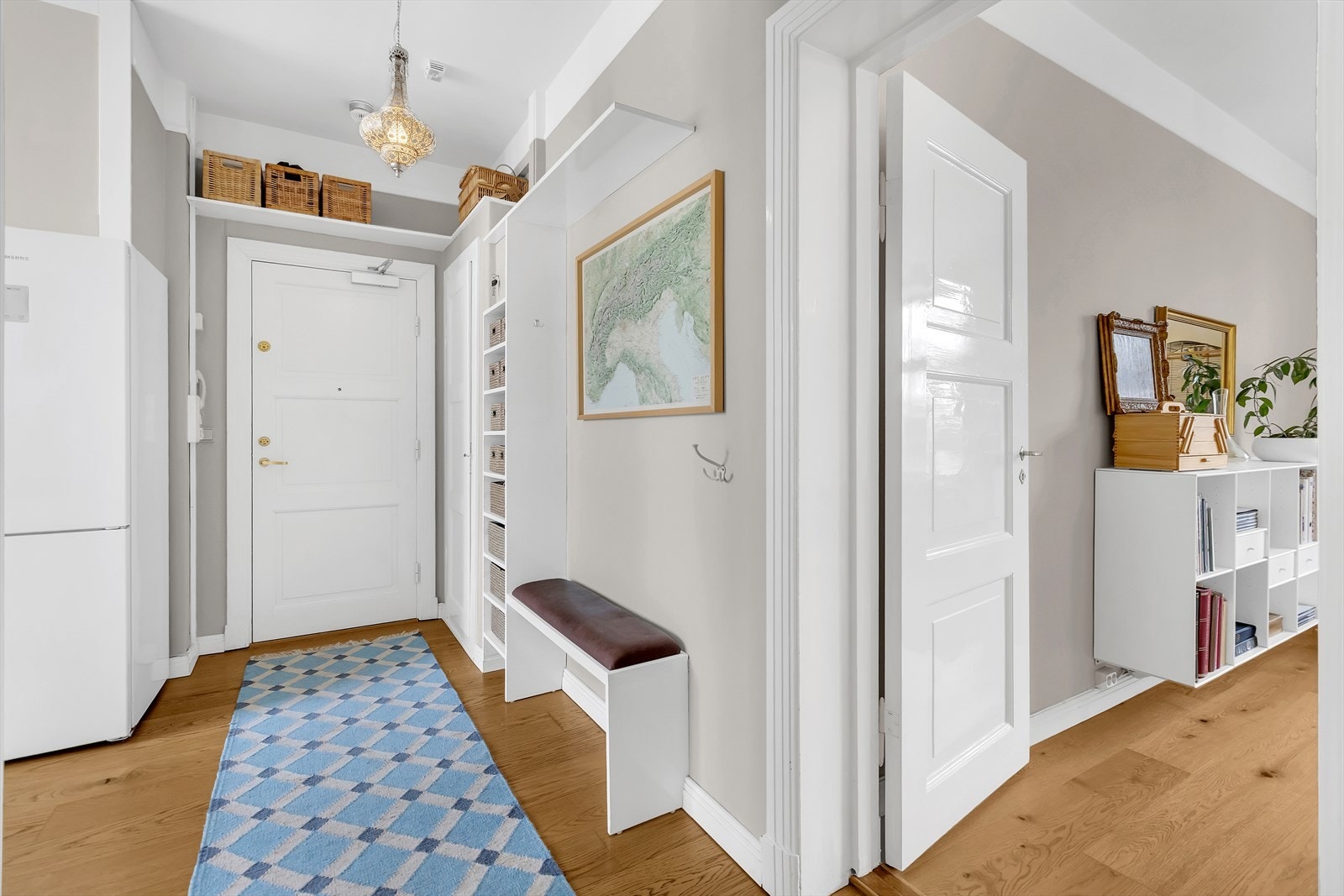 Entréen gir et godt førsteinntrykk med praktisk plassbygd skap som gir rikelig oppbevaringsplass for yttertøy og sko. Galleribilde