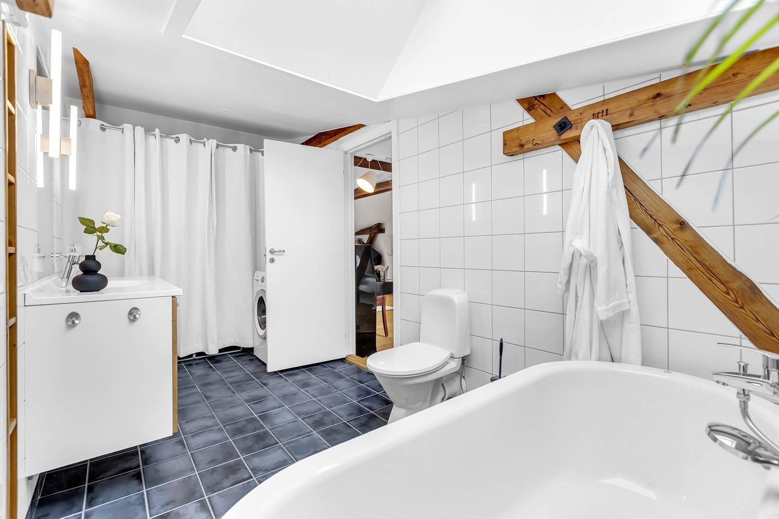 Planløsningen gir god plass og funksjonalitet, og gjør badet godt egnet både til hverdagsbruk og avslapning. Galleribilde