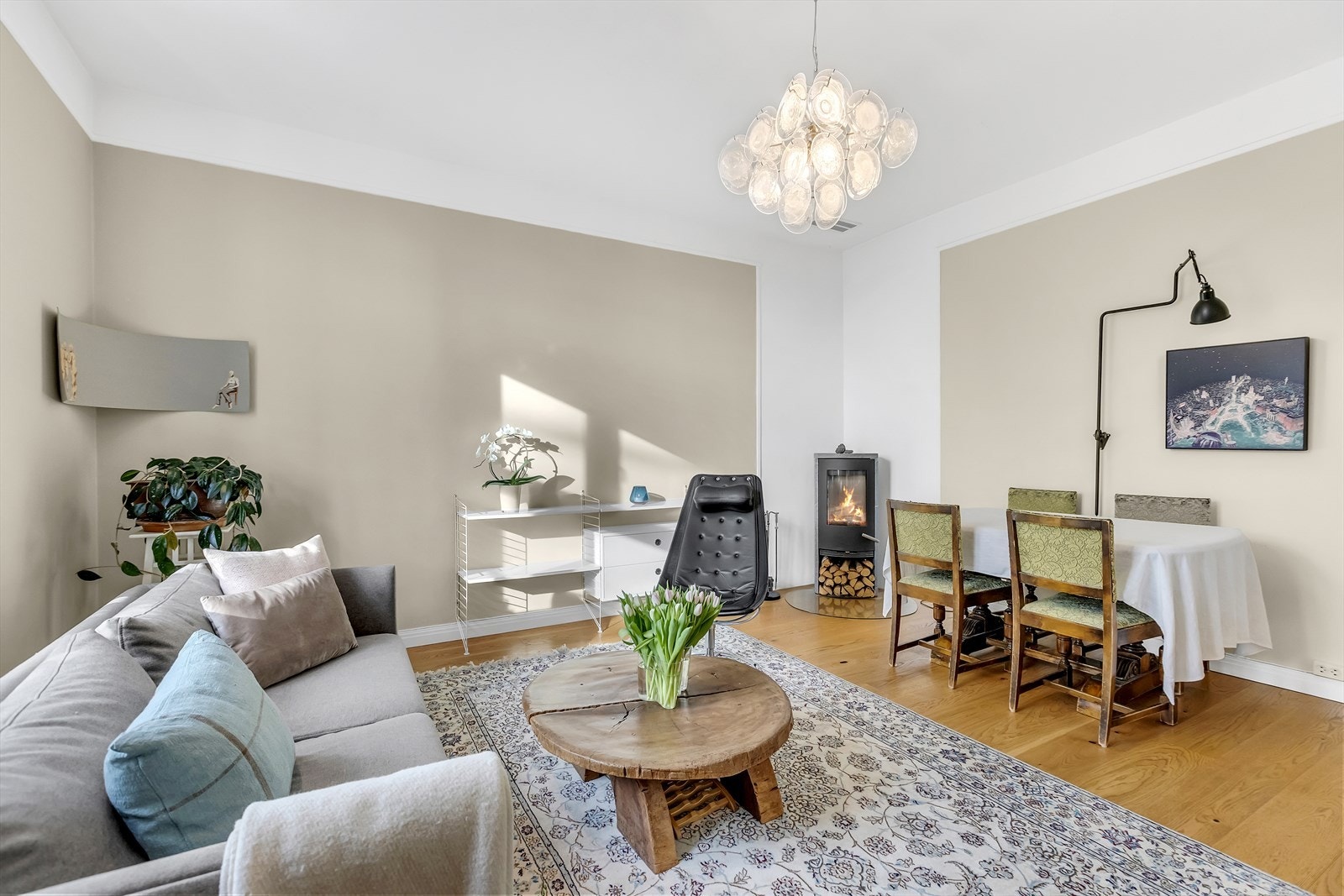 Stuen er romslig og innbydende med god takhøyde og plass til både sofagruppe og spisebord. Galleribilde