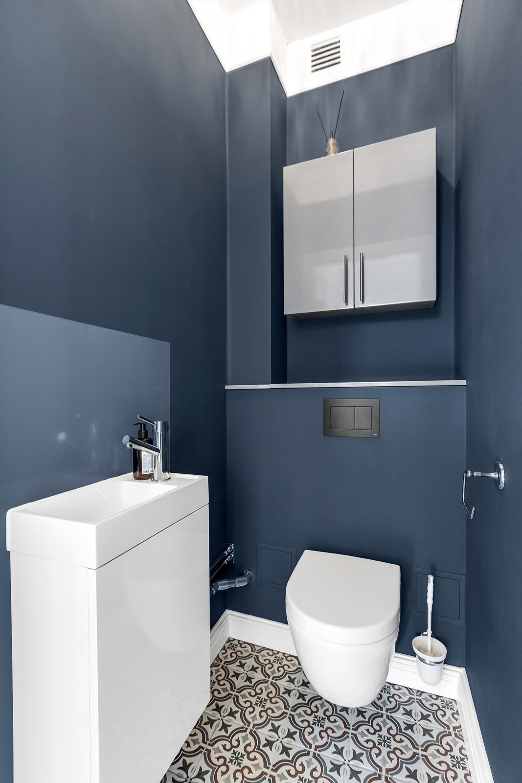 Separat WC-rom med veggmontert toalett og servant med ettgreps blandebatteri. Galleribilde