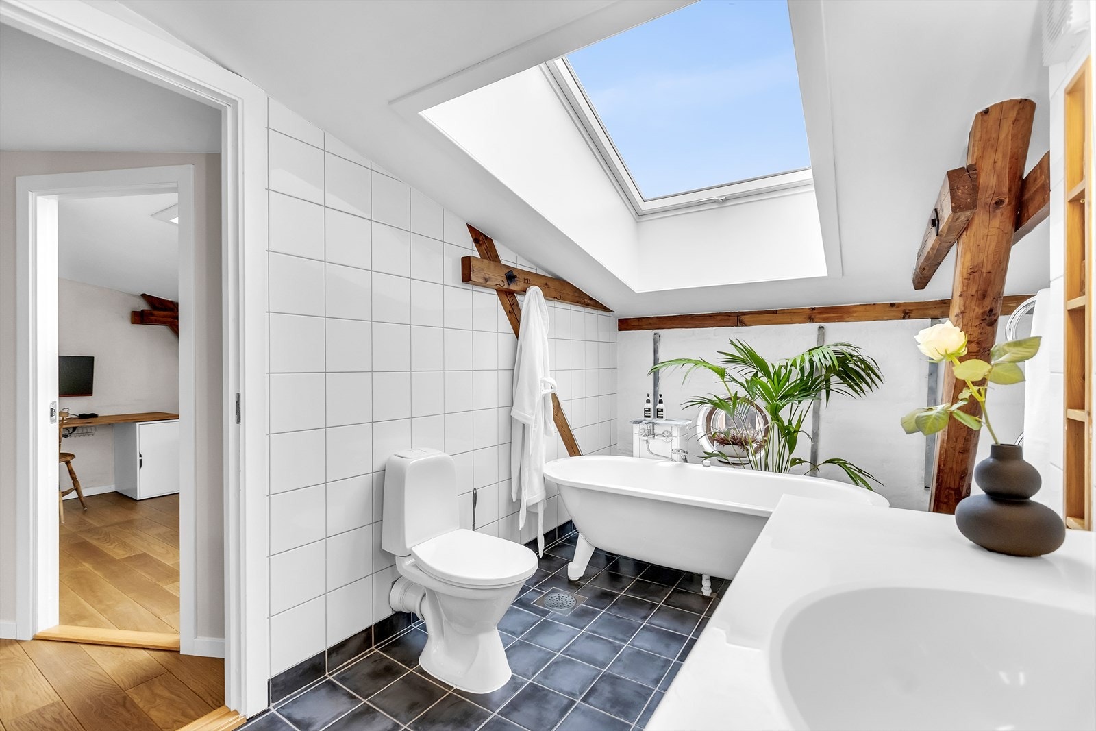 Badet er utstyrt med WC, frittstående badekar, servant med ettgreps blandebatteri i innredning samt opplegg for vaskemaskin. Galleribilde