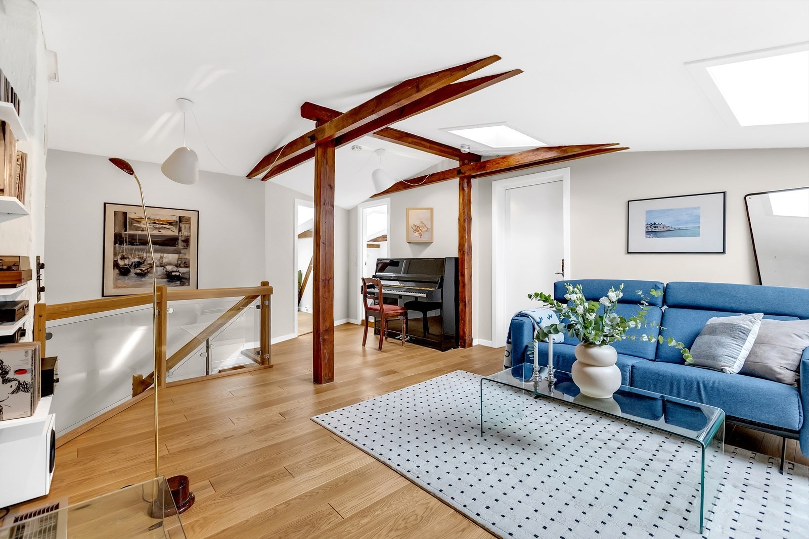 Her er det god plass til å samle hele familien, med en stor og god sofagruppe. Galleribilde