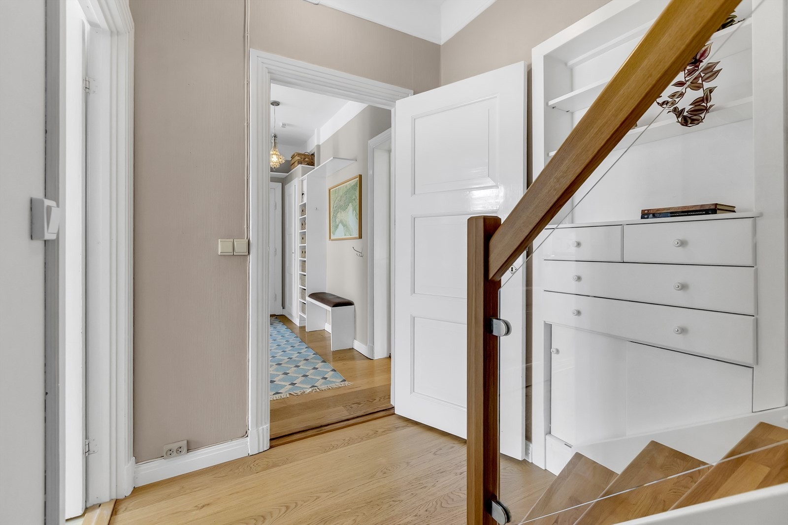 Fra entréen leder en intern trapp i heltre til boligens øvrige plan. Galleribilde