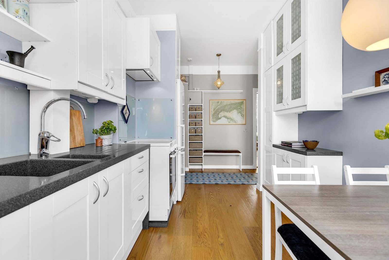 Integrert oppvaskmaskin, komfyr og godt arbeidslys via lyslist under overskap. Galleribilde