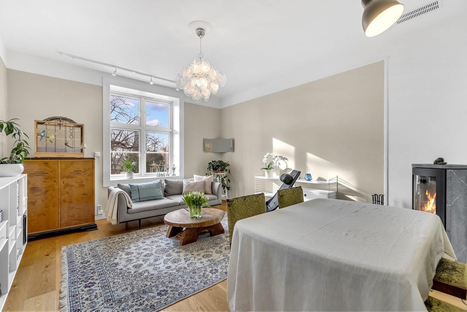 Dette er et trivelig oppholdsrom som egner seg like godt til rolige hverdager som til sosiale sammenkomster. Galleribilde