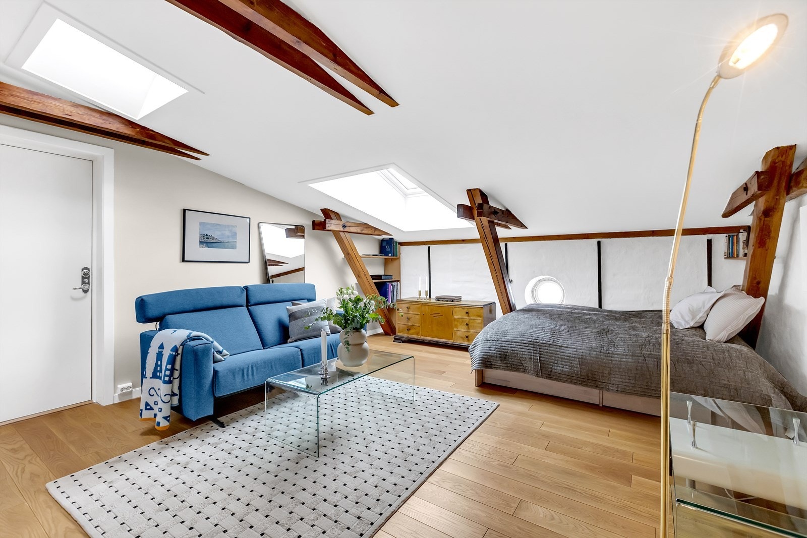 Store takvinduer slipper inn rikelig med naturlig lys og bidrar til en åpen og behagelig atmosfære. Galleribilde