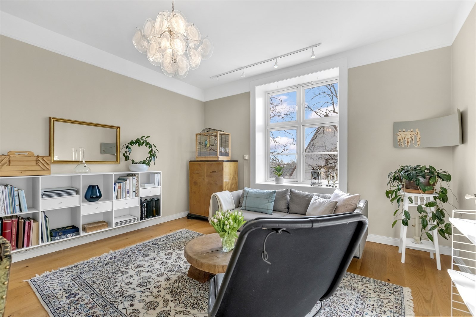 Her er det god plass til sofagruppe, tv-møblement og spisebord. Galleribilde