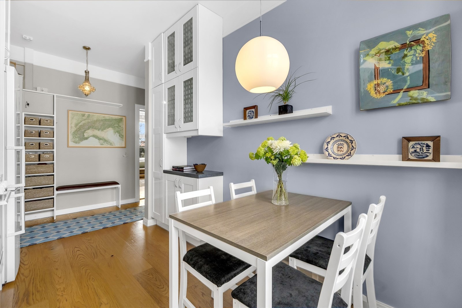 Kjøkkenet har plass til spisebord og fungerer som et naturlig samlingspunkt i boligen. Galleribilde