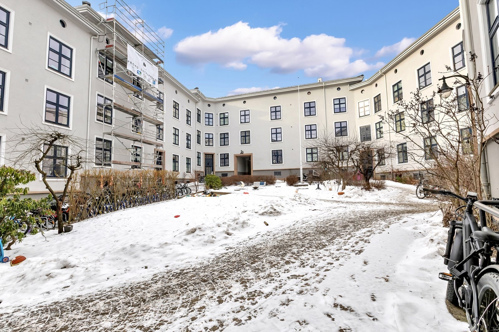 Bakgård. Galleribilde