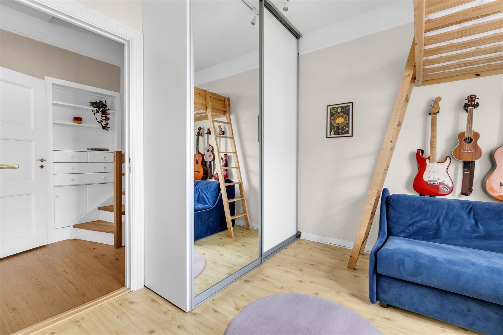 Rommet er smart utnyttet med plassbygd hems-/køyeseng som frigjør gulvplass og gir fleksible møbleringsmuligheter. Galleribilde