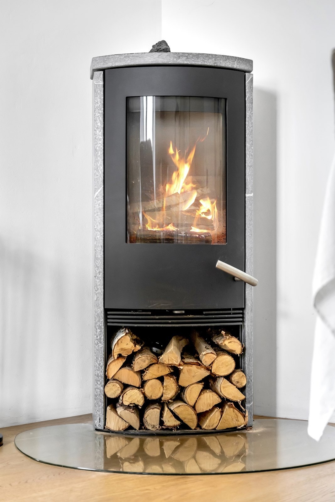 Vedovnen i kleberstein fra 2016 skaper lun stemning og gir ekstra komfort på kjølige dager. Galleribilde