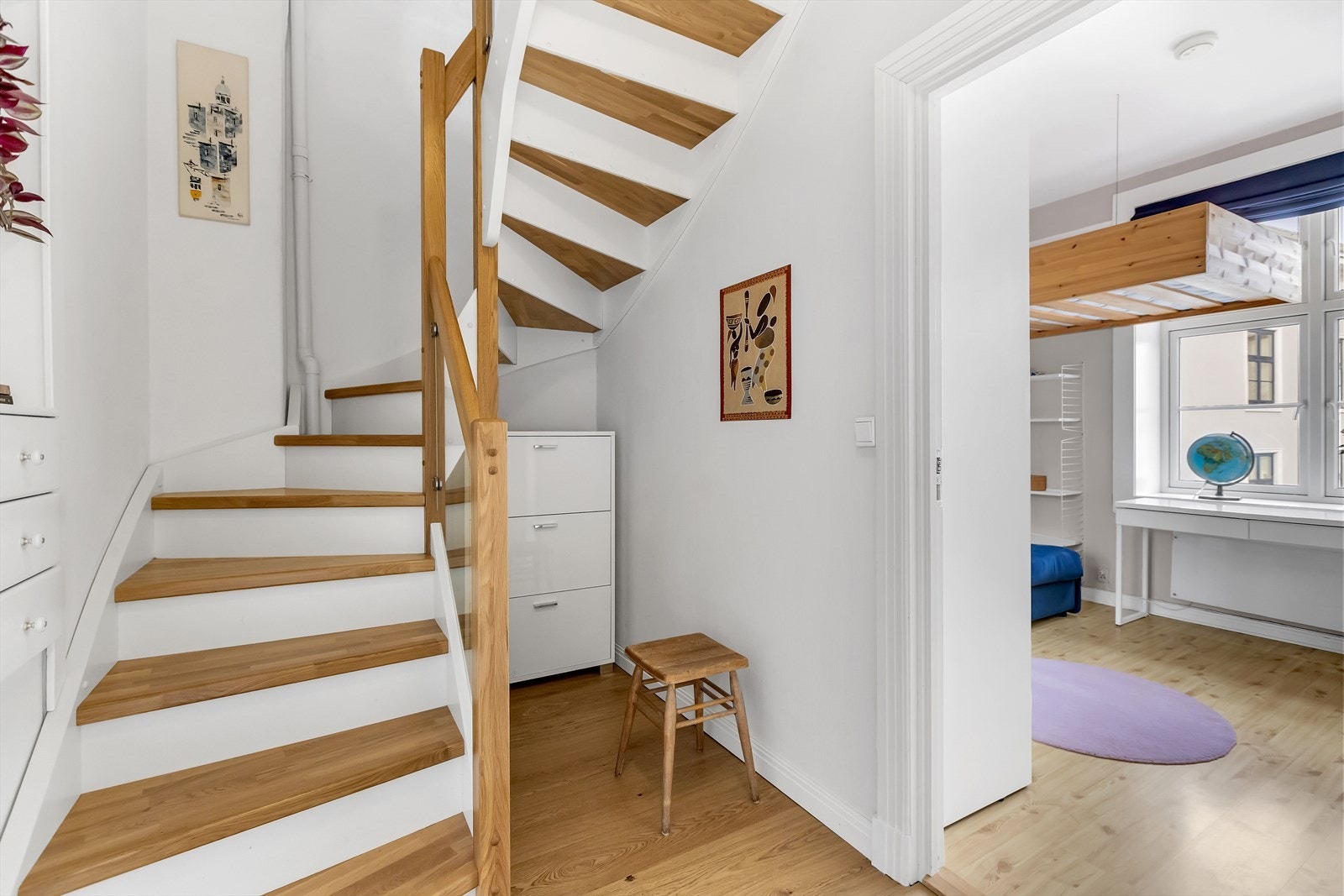 Trappen er solid og funksjonell, og bidrar til en naturlig flyt mellom etasjene samt en tydelig soneinndeling i boligen. Galleribilde