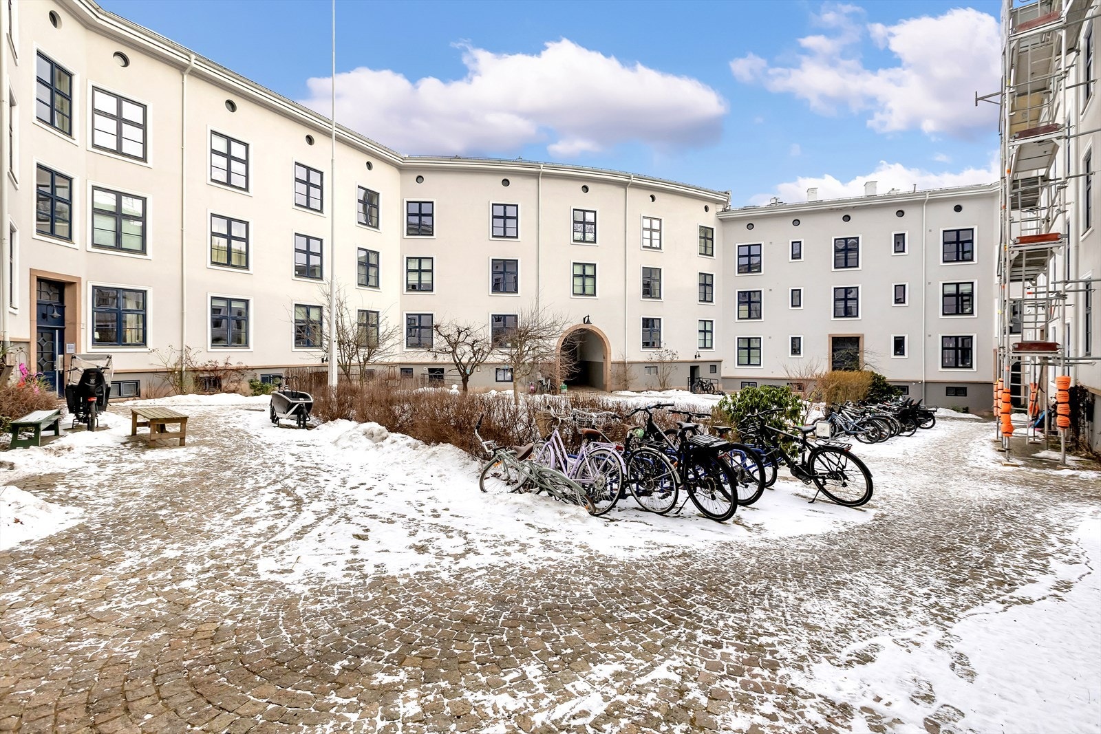 Bakgård. Galleribilde