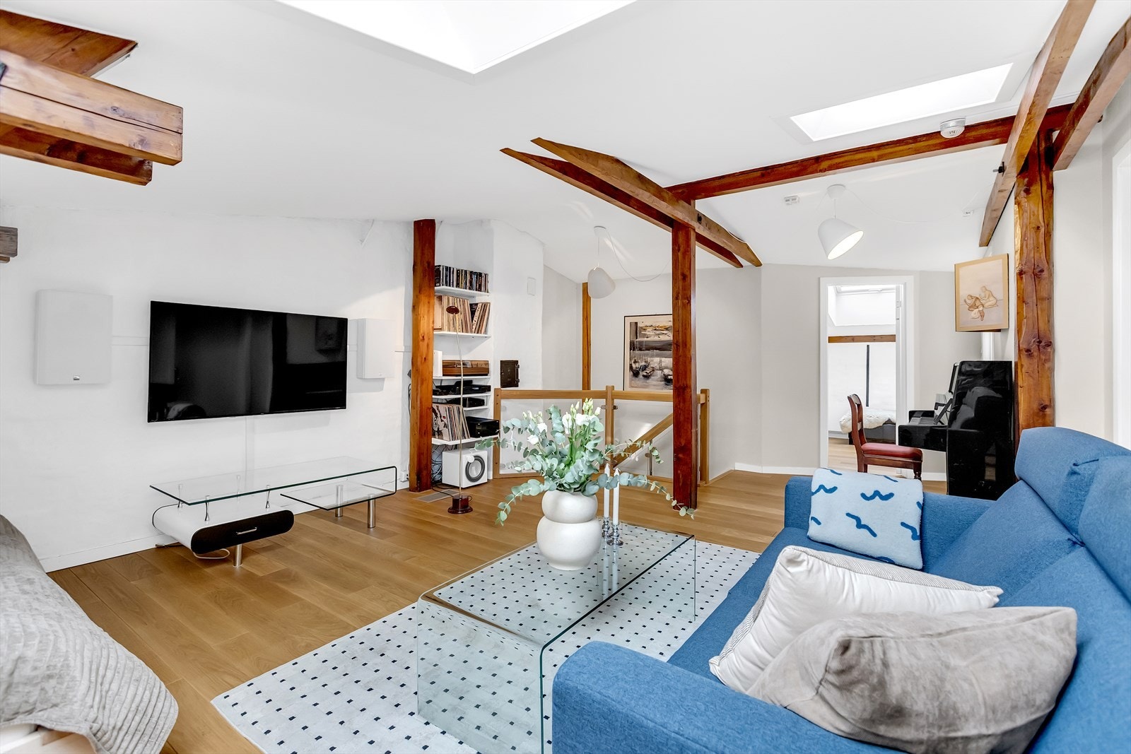 Planløsningen gir god plass til både sofagruppe og mediemøbler, og rommet egner seg godt for både avslapning og sosialt samvær. Galleribilde