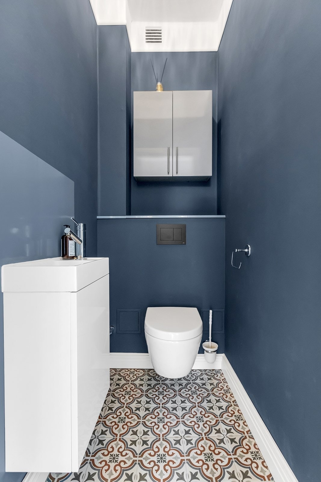 Rommet har et moderne og stilrent uttrykk med gjennomførte overflater og praktisk innredning, som gir en funksjonell og plassbesparende løsning, perfekt som gjestetoalett i hverdagen. Galleribilde