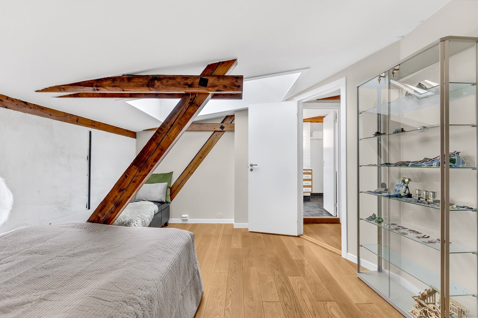 Gode muligheter for oppbevaring og innredning gjør dette til et behagelig og funksjonelt soverom. Galleribilde