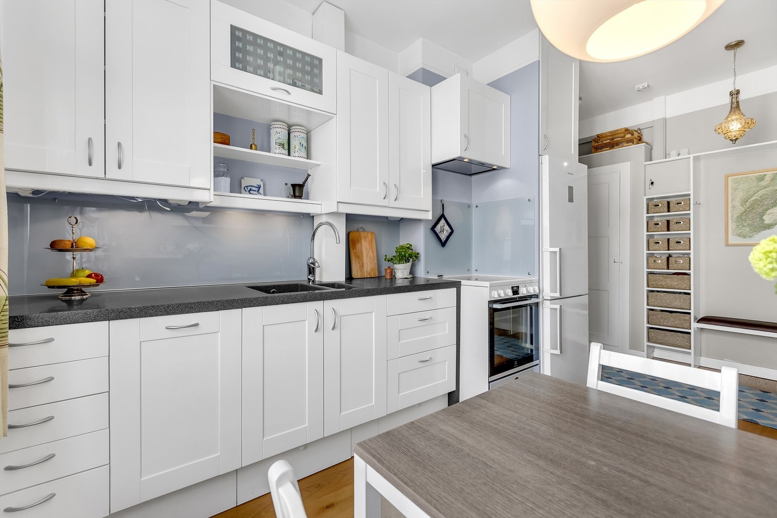 Benkeplate med nedfelt kum og ettgreps blandebatteri gir en funksjonell arbeidsflate, mens plater mellom over- og underskap gir et rent og helhetlig uttrykk. Galleribilde