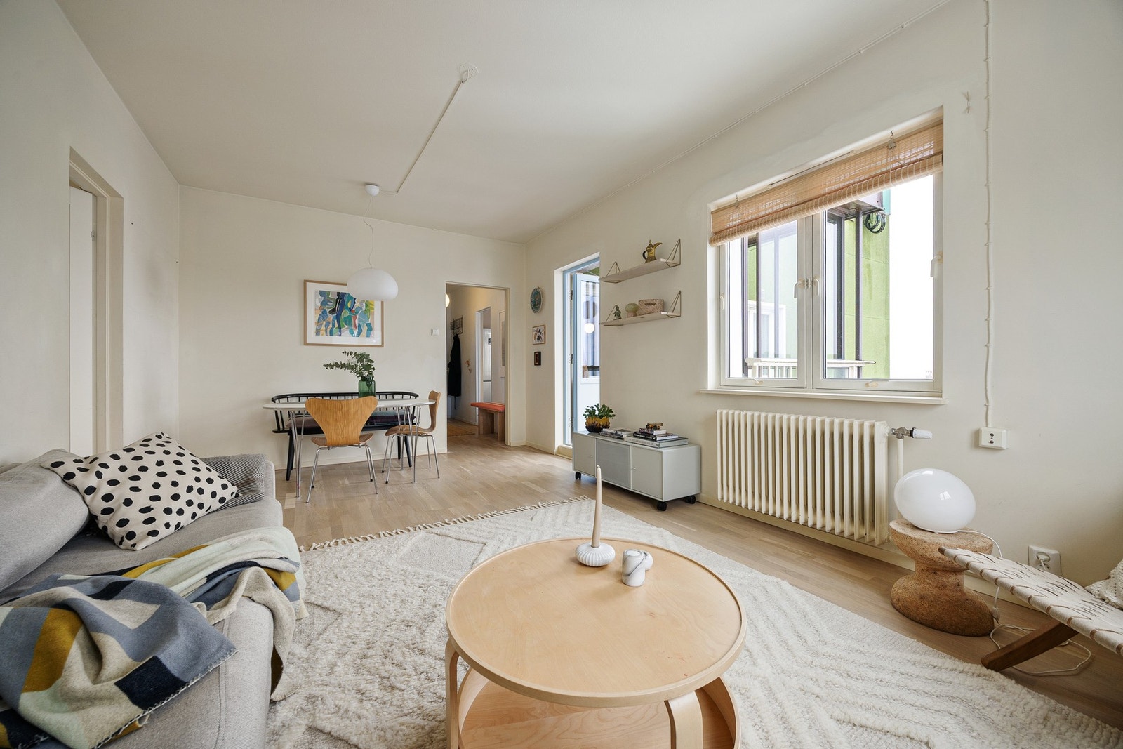 Gulvoverflater i entrè/gang, kjøkken og stue består av eikeparkett som er slipt og oljet i 2026. Galleribilde