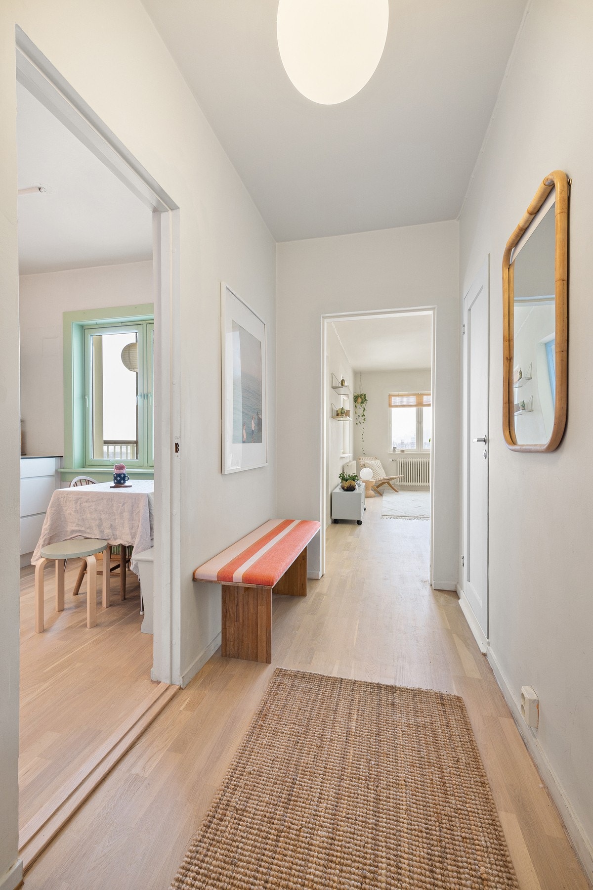 Boligen ligger i byggets 9. etasje, som gjør at den oppleves svært luftig. Galleribilde