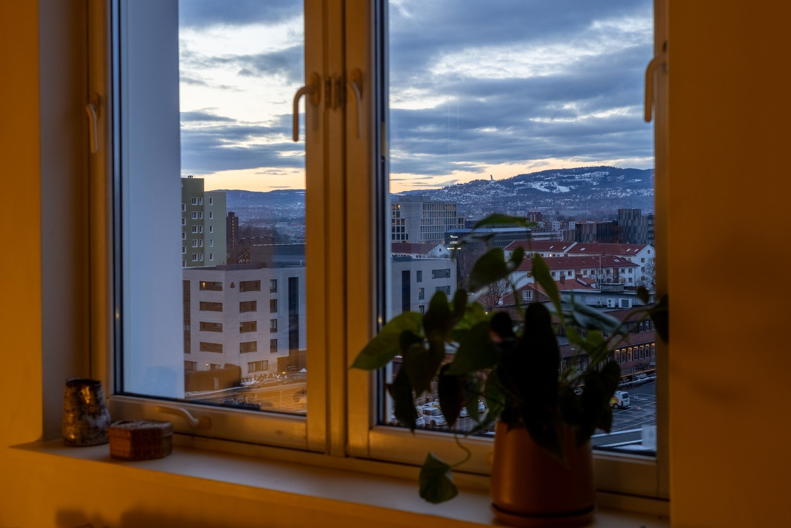 Fra stuen har du utsikt opp til Holmenkollen. Galleribilde