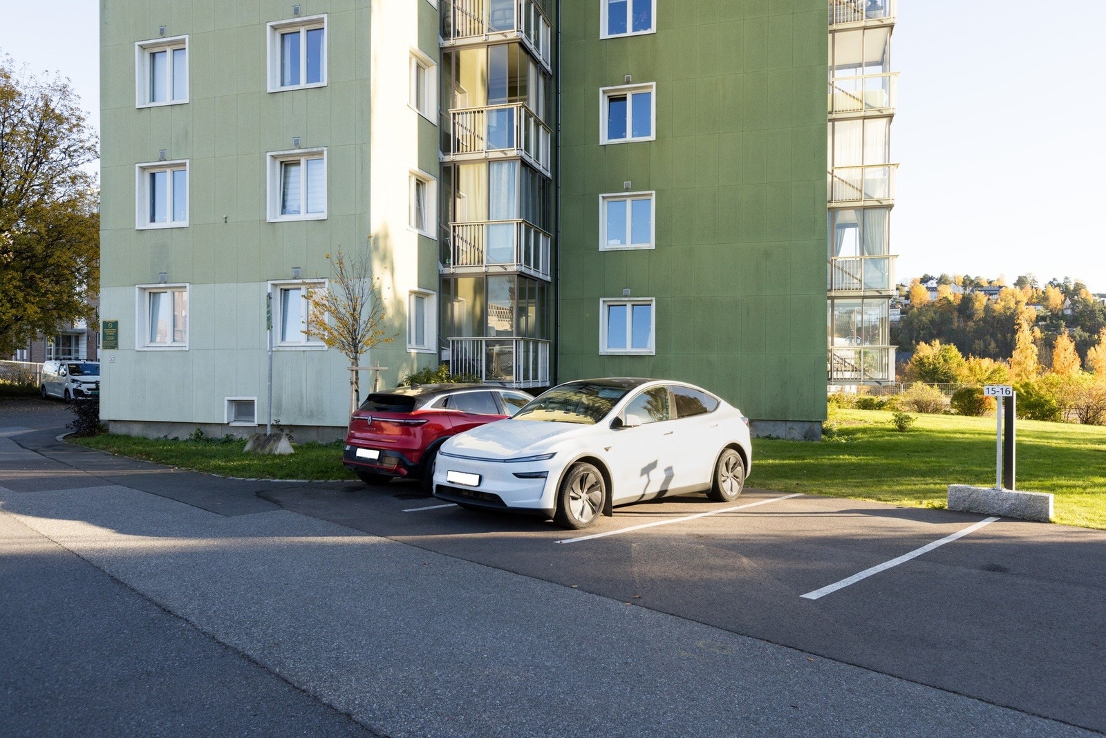 Mulighet for å leie parkeringsplass er pr i dag kr 300 pr mnd etter ledighet. Det er også mulig å leie plass til el-sykkel i sykkelskur for kr 150 pr mnd. Galleribilde