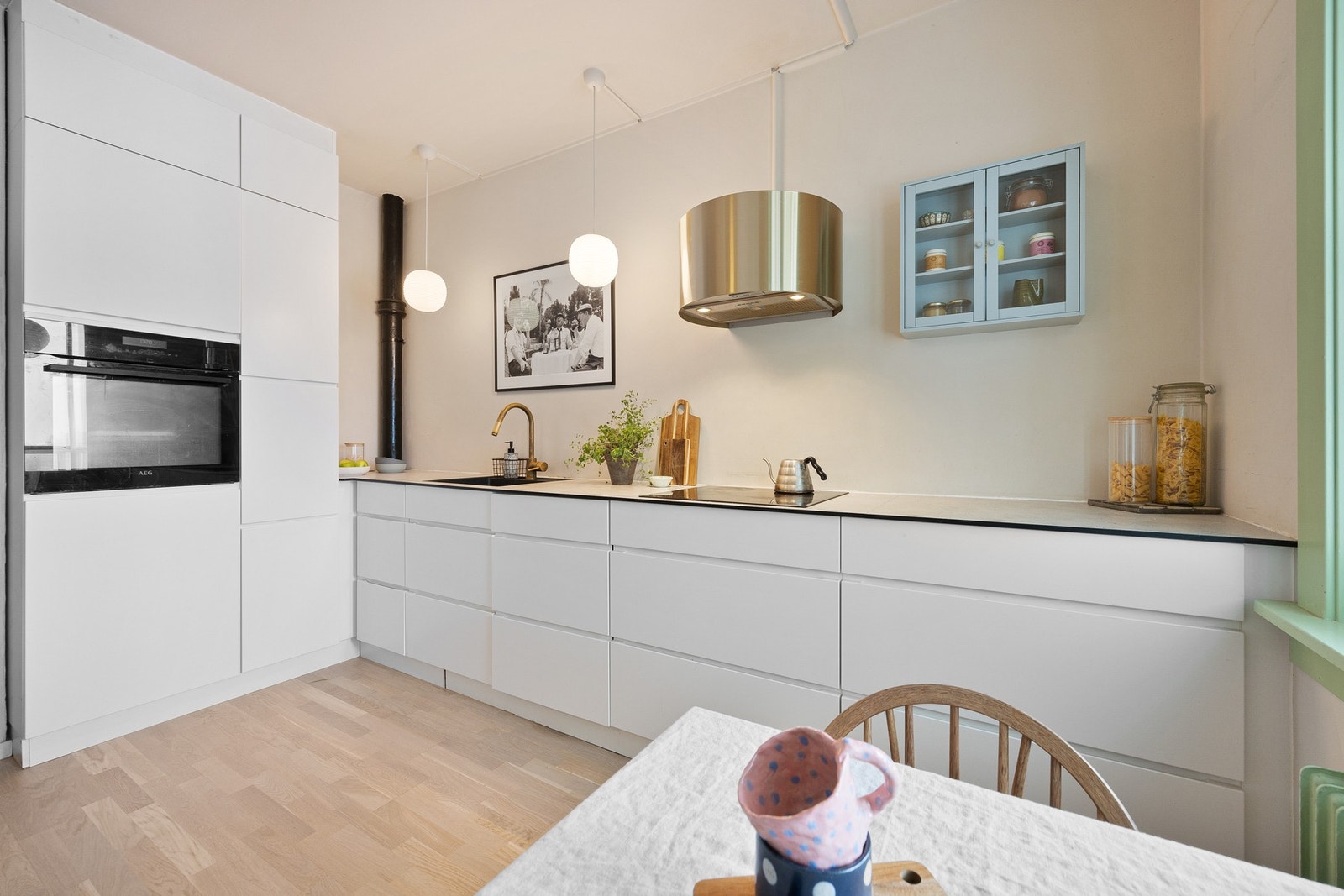 Delikate benkeplater i kompaktlaminat. Galleribilde