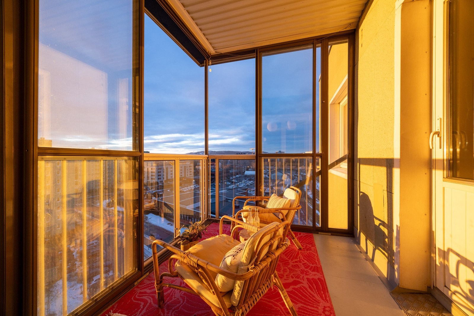 Vestvendt balkong med kveldssol. Galleribilde