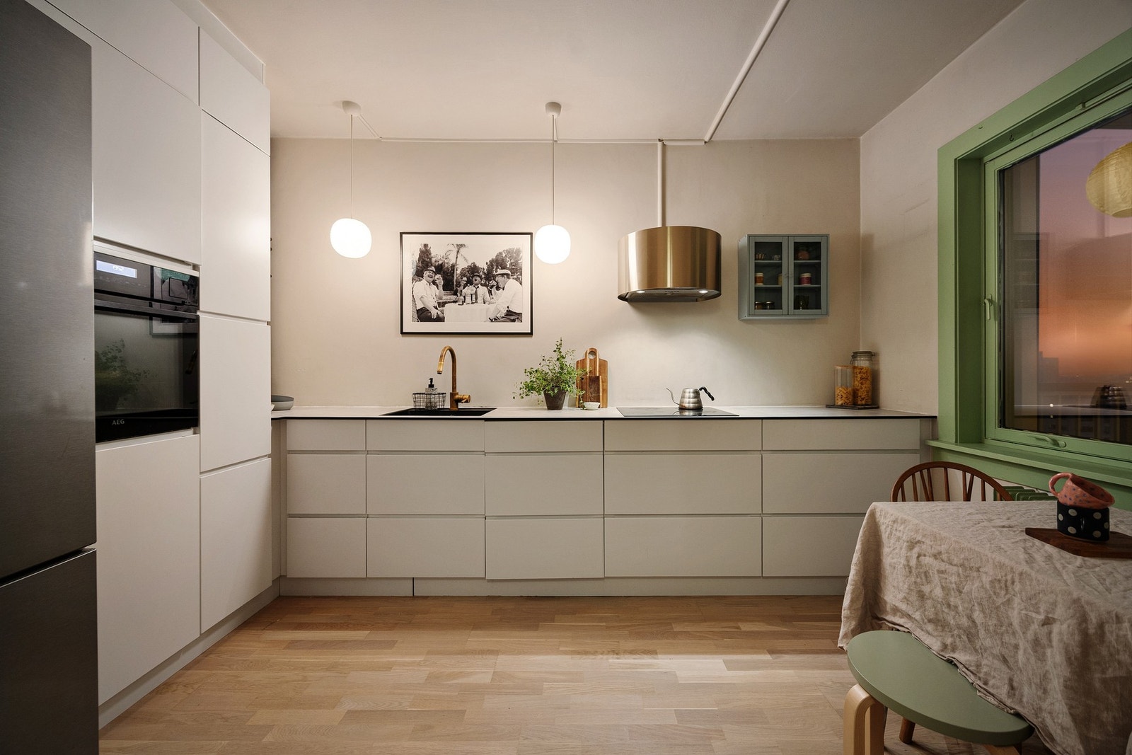 Lekker kvik kjøkkeninnredning fra 2018 med integrerte hvitevarer som stekeovn, induksjonstopp, og oppvaskmaskin. Galleribilde