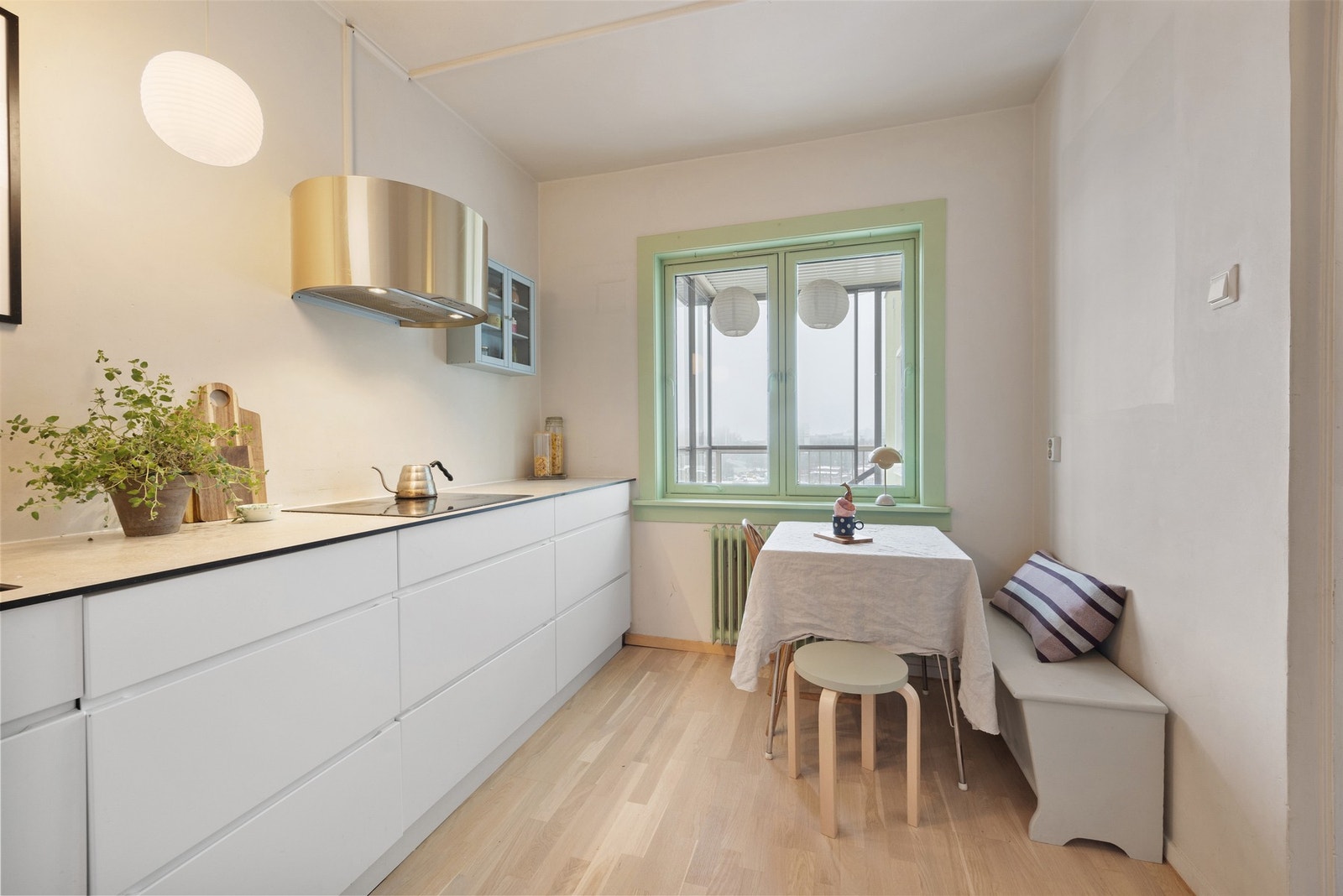 Praktisk med plass til spisebord både på kjøkkenet og i stuen. Galleribilde