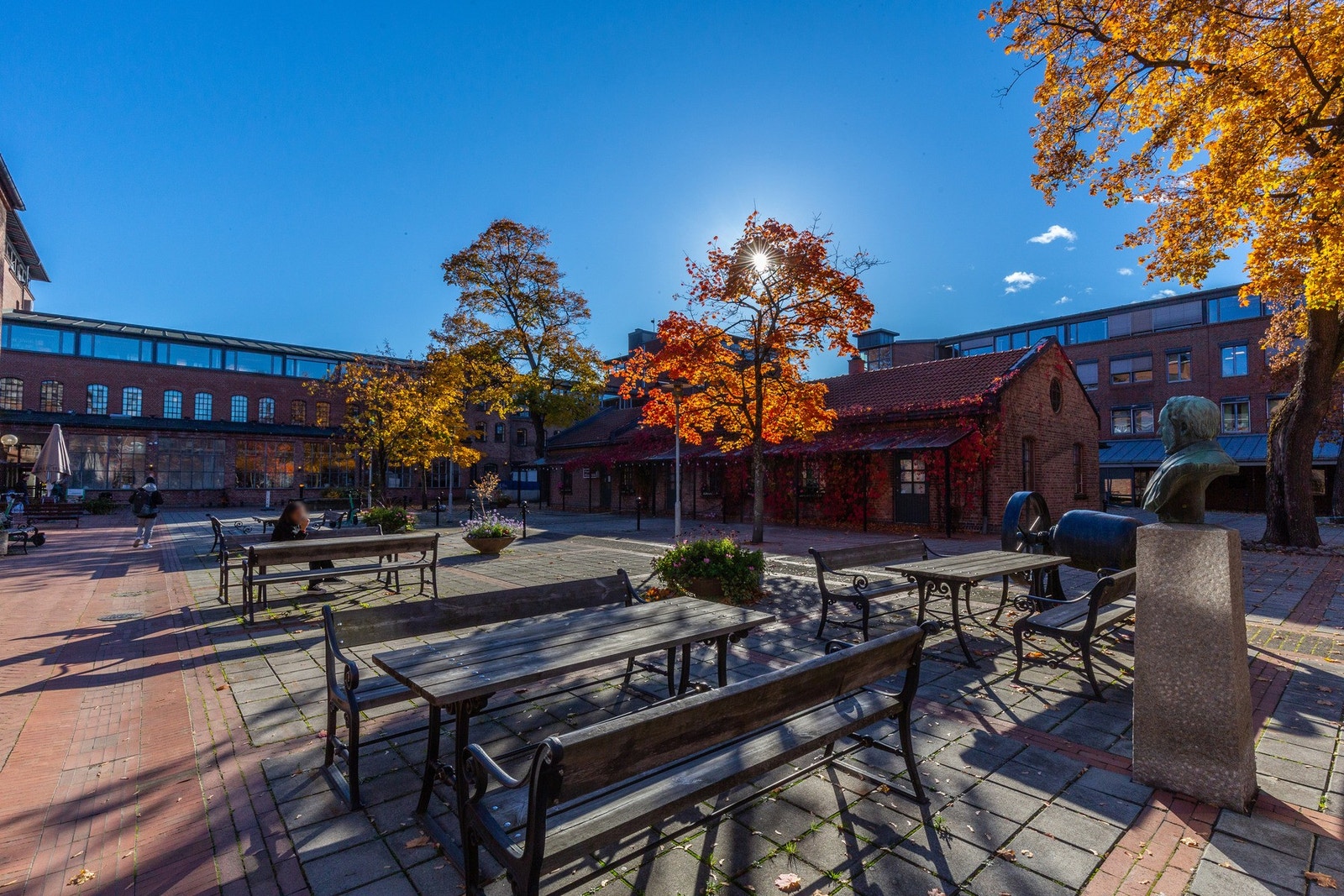 Nærområdet - Fyrstikktorget med blant annet den hyggelige restauranten Svovelstikka. Galleribilde