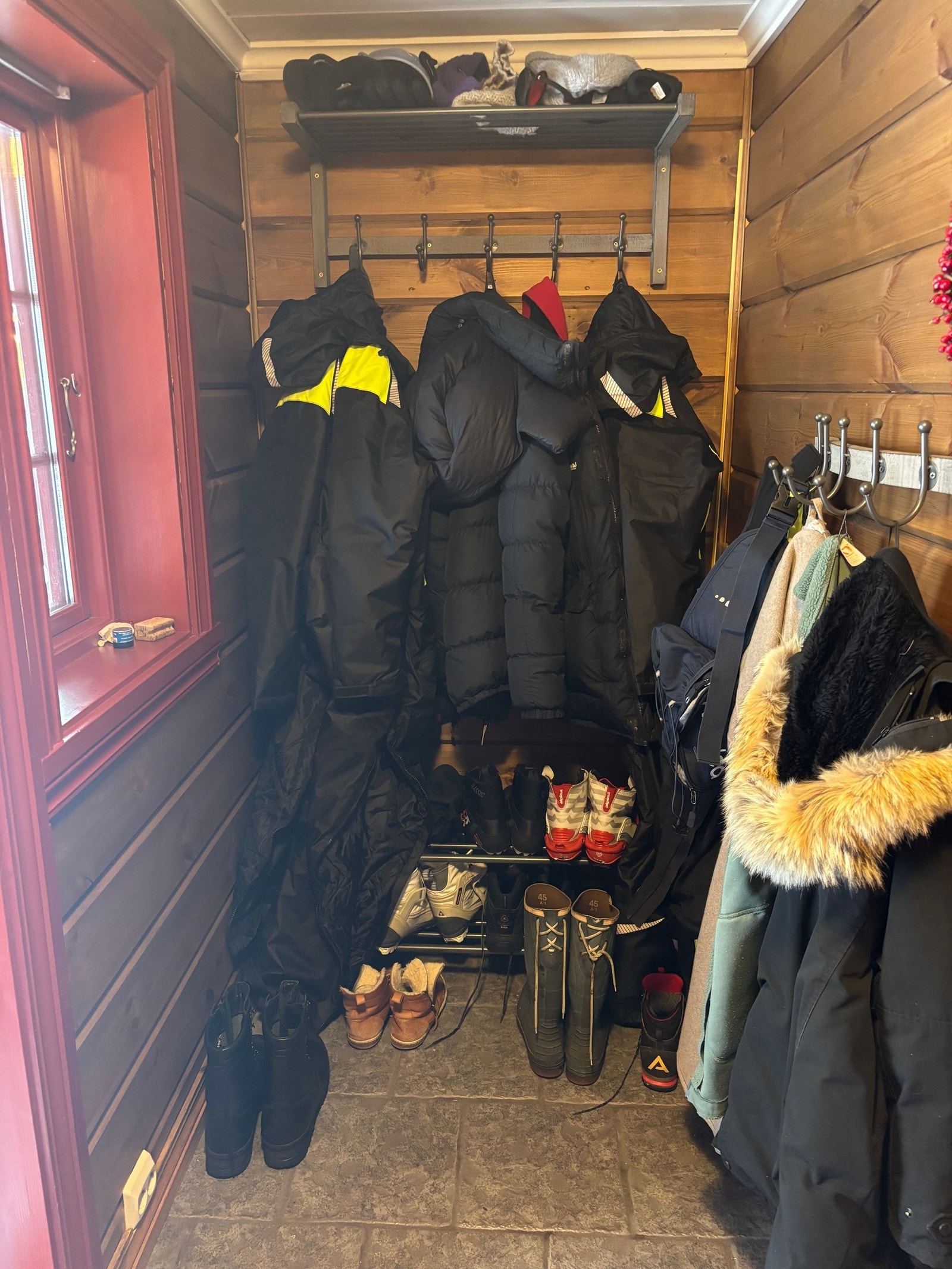 Yttergang med god plass til kommode, klær og sko. Galleribilde