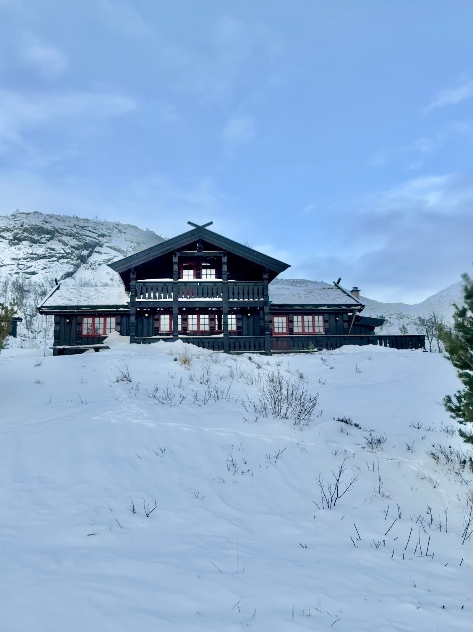 Flott og stor hytte med nydelig beliggenhet på Knaben. Galleribilde