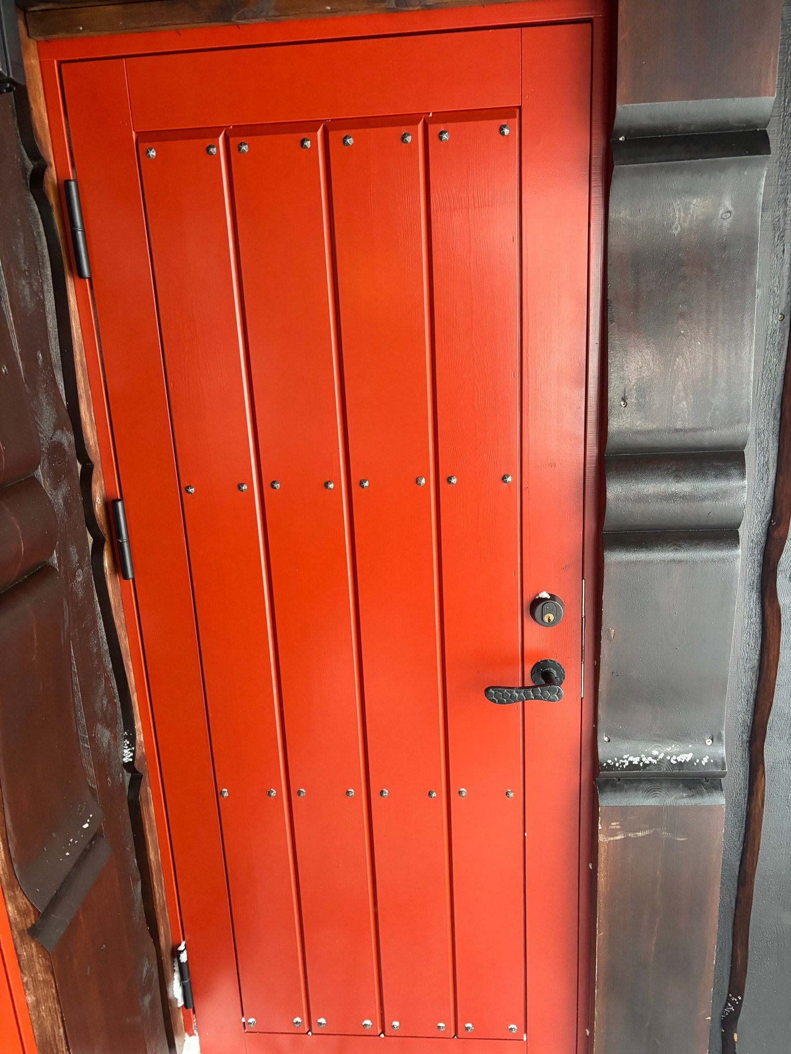 Skibod ute med plass til ski, ved og verktøy. Galleribilde