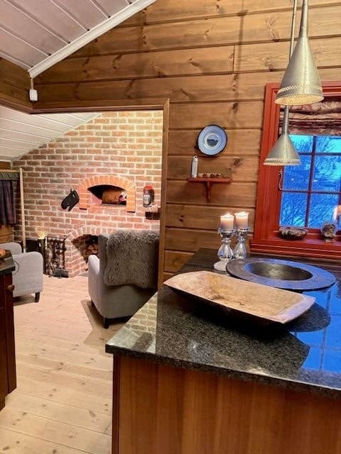 Koselig rom med pizzaovn med inngang fra kjøkkenet. Galleribilde