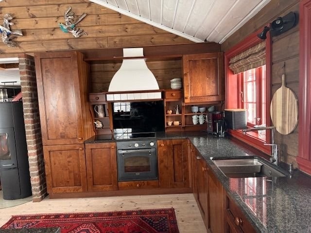 Moderne og fint kjøkken i Italiensk stil passer godt til pizzaovn-rommet. Galleribilde