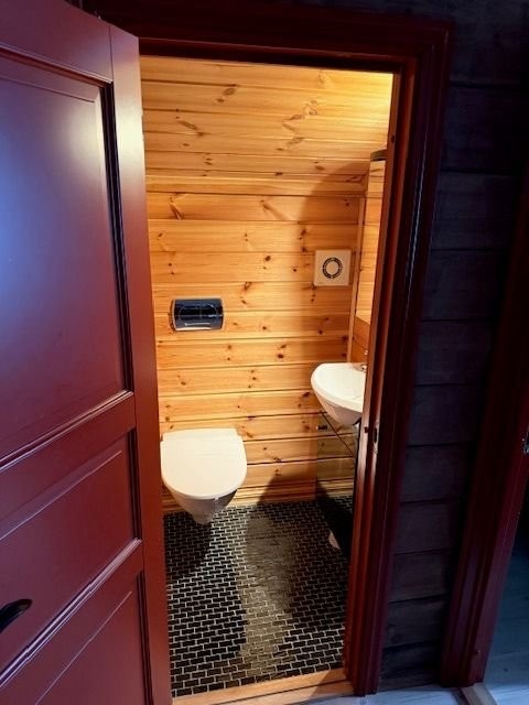 Bad i andre etasje med toalett og vask. Galleribilde