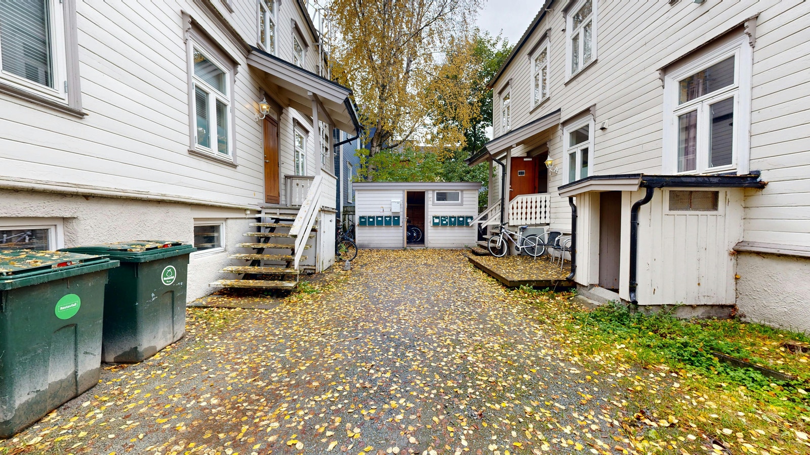 Sykkelbod i bakgård Galleribilde