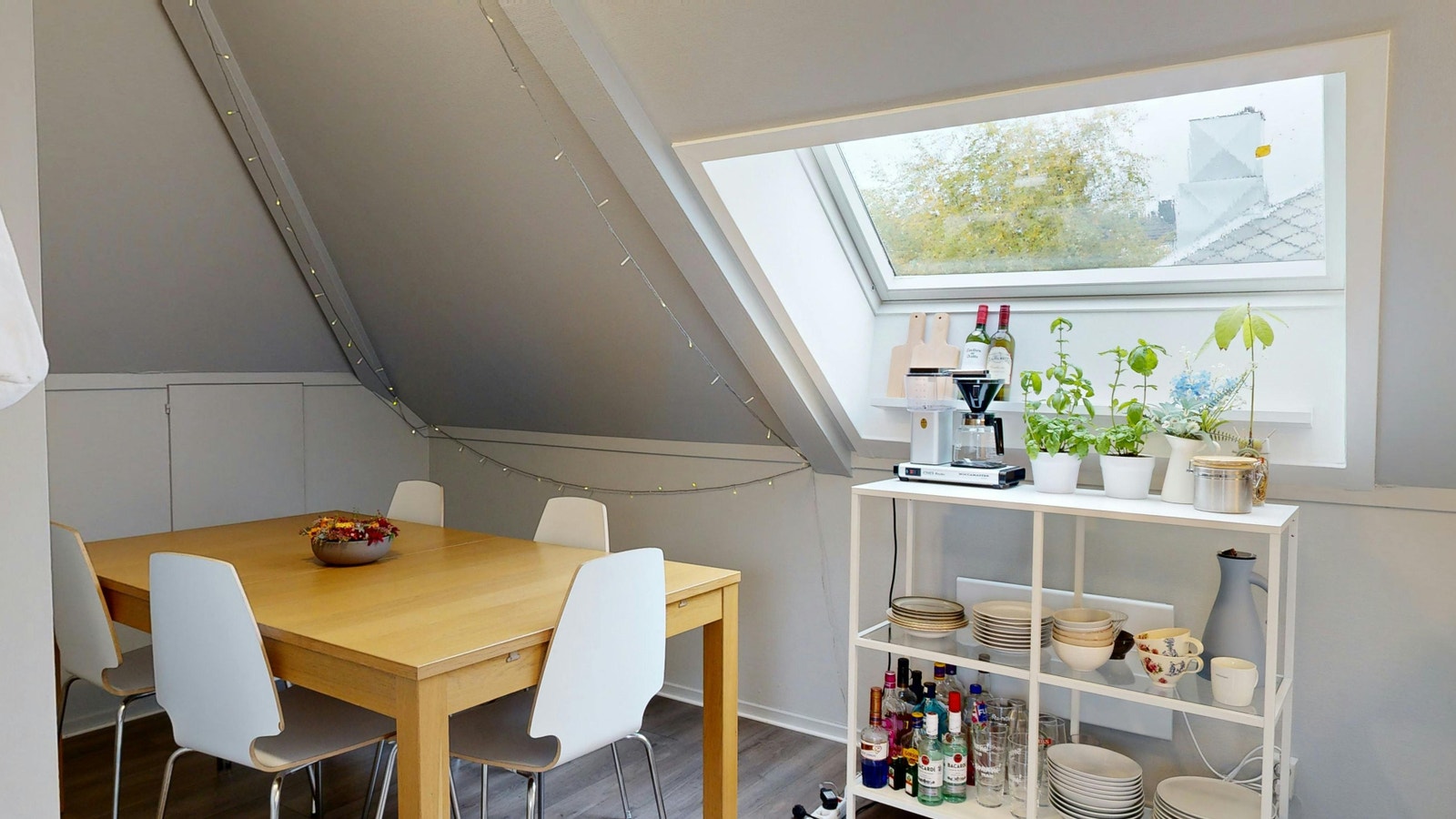 God plass til spisebord ved kjøkken Galleribilde