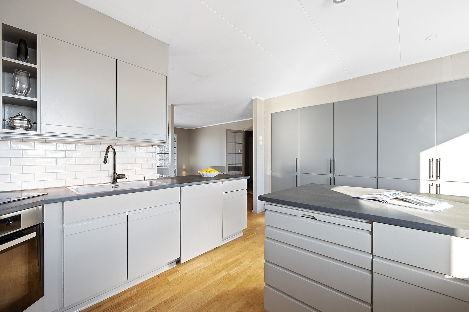 Kjøkkeninnredning med slette fronter og integrerte hvitevarer fra Miele. Galleribilde